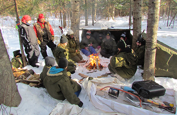 Ranger Master Corporals Denise Ningewance and Michael Pelletier, standing at left, taught improvised shelter building.