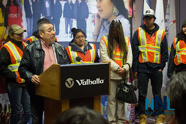 Ontario Regional Chief Stan Beardy addressing the media at the Valhalla Inn.