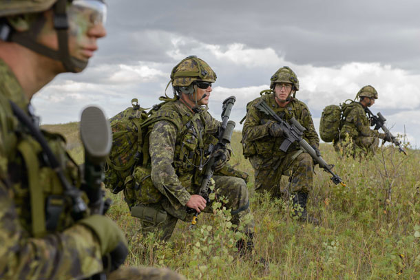 Master Corporal Chris Morand from The Lake Superior Scottish Regiment, gives directions for the upcoming attack during Exercise Bison Warrior held in CBF Shilo, Manitoba, on August 17th, 2015.  Caporal-chef Chris Morand du Lake Superior Scottish Regiment, donne les ordres pour la prochaine attaque dans le cadre de l’exercice Bison Warrior à la BFC Shilo, Manitoba, le 17 août 2015.  Photo by: MCpl/Cplc Louis Brunet, Canadian Army Public Affairs/ Affaires publiques de l'Armée canadienne