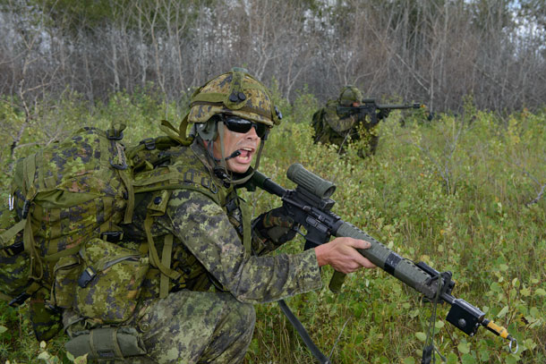 Master Corporal Chris Morand from The Lake Superior Scottish Regiment, gives directions during the attack on Exercise Bison Warrior held in CBF Shilo, Manitoba, on August 17th, 2015.  Caporal-chef Chris Morand du Lake Superior Scottish Regiment, donne des ordres durant l'attaque dans le cadre de l’exercice Bison Warrior à la BFC Shilo, Manitoba, le 17 août 2015.  Photo by: MCpl/Cplc Louis Brunet, Canadian Army Public Affairs/ Affaires publiques de l'Armée canadienne