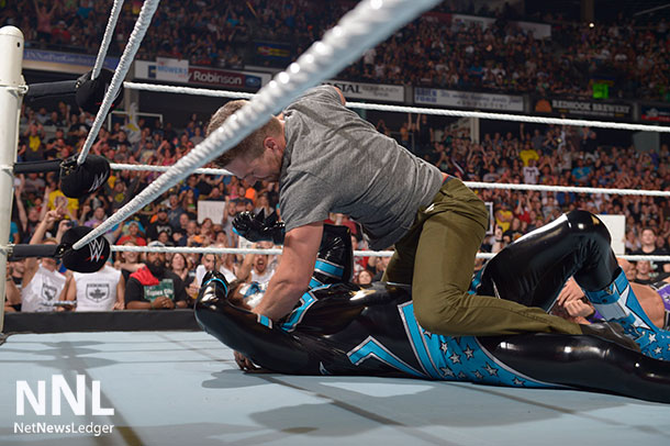 Stephen Amell, star of Red Arrow takes down WWE® Superstar Stardust