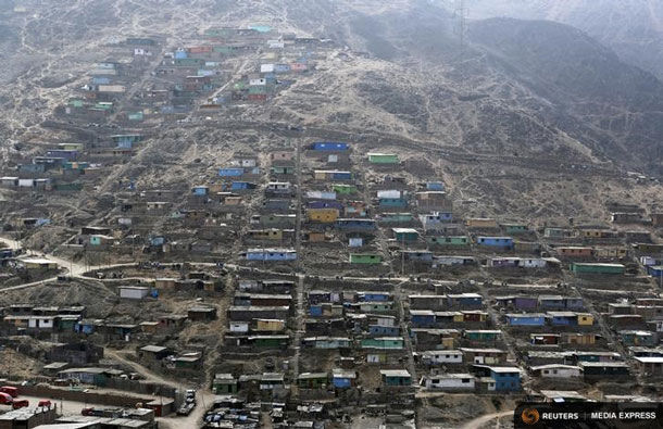 Huts and houses are seen on a hill at Pamplona Alta shanty town in San Juan de Miraflores district of Lima, March 10, 2015. The houses on the hill have no potable water or sewers. Rapid growth in Latin America over the past decade still left one in five residents of the region living on less than $4 (2.5 pounds) a day, the World Bank said in a report on Monday. REUTERS/Mariana Bazo (PERU - Tags: SOCIETY POVERTY BUSINESS) - RTR4STBQ