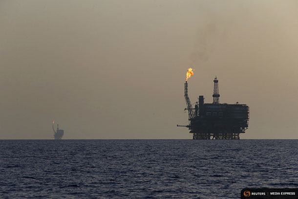 Offshore oil platforms are seen at the Bouri Oil Field off the coast of Libya August 3, 2015. REUTERS/Darrin Zammit Lupi