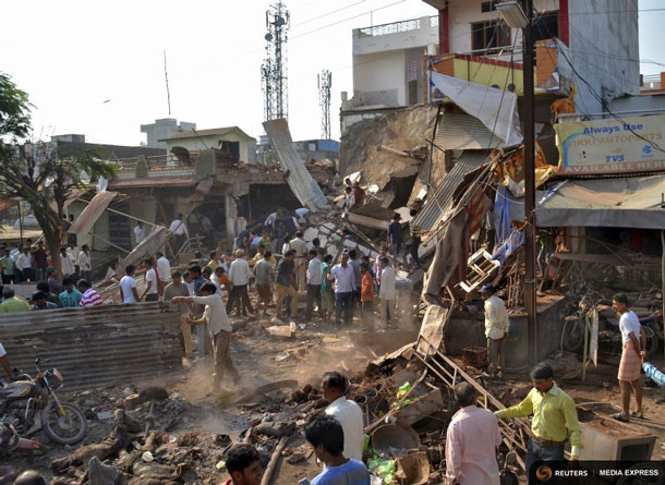 People stand near the site of an explosion in Jhabua district at Madhya Pradesh, India, September 12, 2015. REUTERS/Stringer