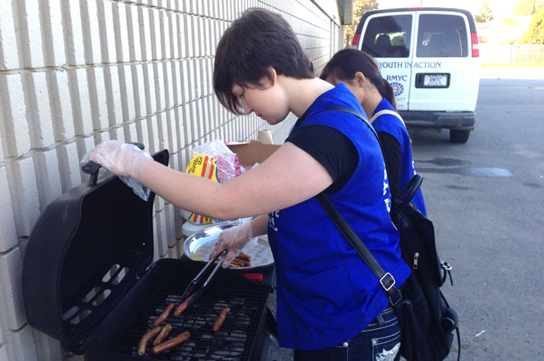 RMYC Youth serving up tasty hotdogs to the youth
