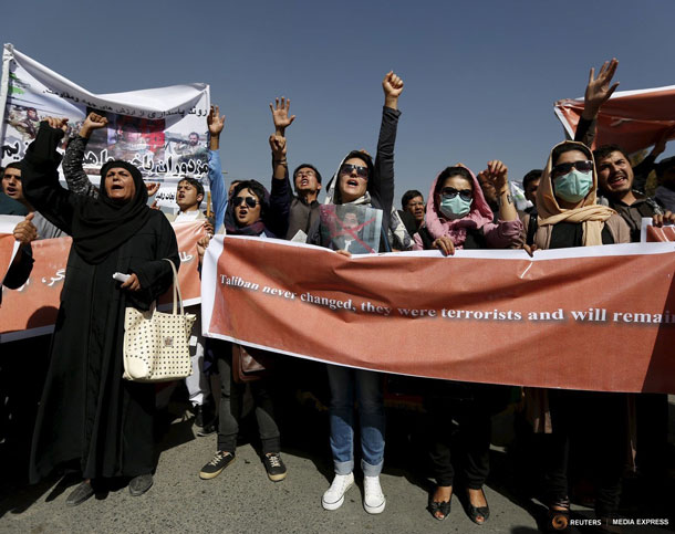 Afghan protesters shout anti-Taliban and government slogans during a demonstration in Kabul, Afghanistan October 1, 2015. REUTERS/Mohammad Ismail