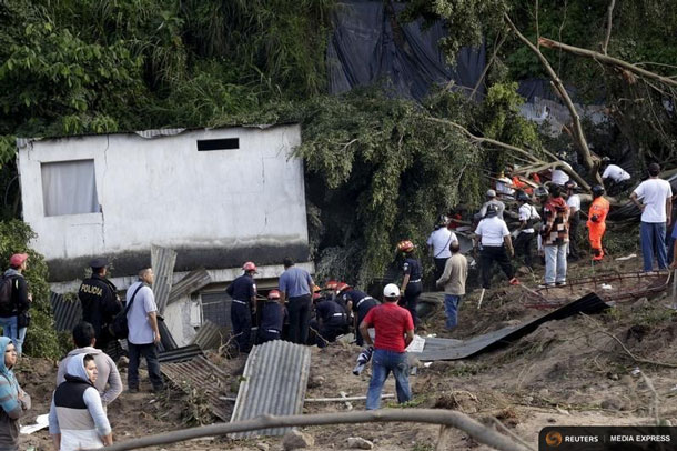 Rescue personnel search for people at an area affected by a landslide in Santa Catarina Pinula, on the outskirts of Guatemala City, October 2, 2015. REUTERS/Josue Decavele