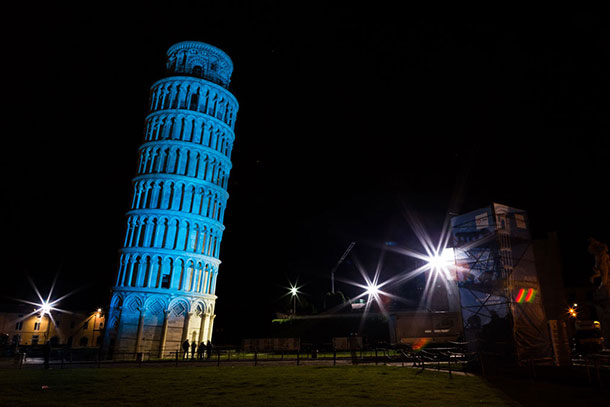 Piazza del Duomo, in Pisa, Italy, houses a group of monuments known the world over. These masterpieces of medieval architecture were inscribed on UNESCO’s World Heritage List in 1987 and here, the campanile (Leaning Tower), is lit in UN blue for the global celebration of the 70th anniversary of the United Nations. Photo: Francesca Bracchetti, Enel