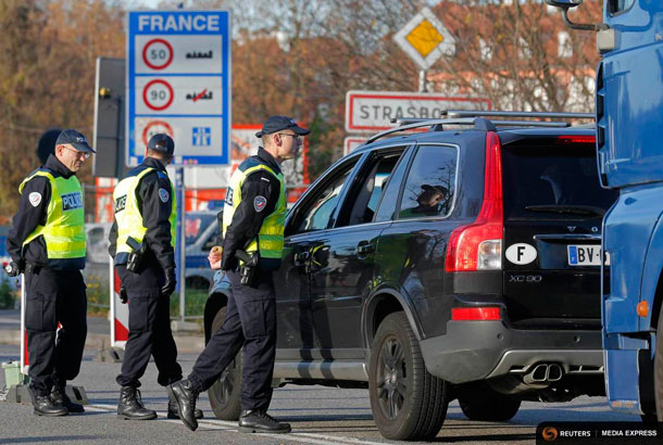 French police conduct a control at the French-German border in Strasbourg, France, to check vehicles and verify the identity of travellers after last Friday's series of deadly attacks in Paris , November 16, 2015. REUTERS/Vincent Kessler