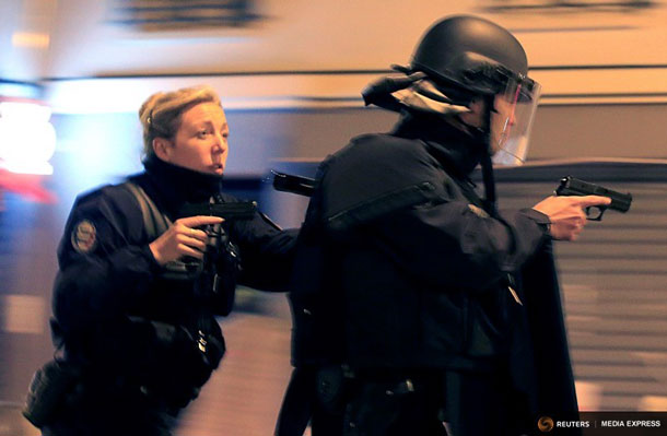 Police react to a suspicious vehicle near La Carillon restaurant following a series of deadly attacks in Paris, November 15, 2015.    REUTERS/Pascal Rossignol