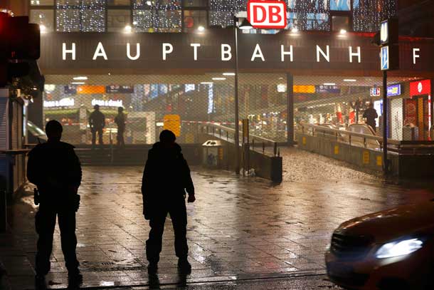 German police secure the main train station in Munich January 1, 2016.  REUTERS/Michael Dalder