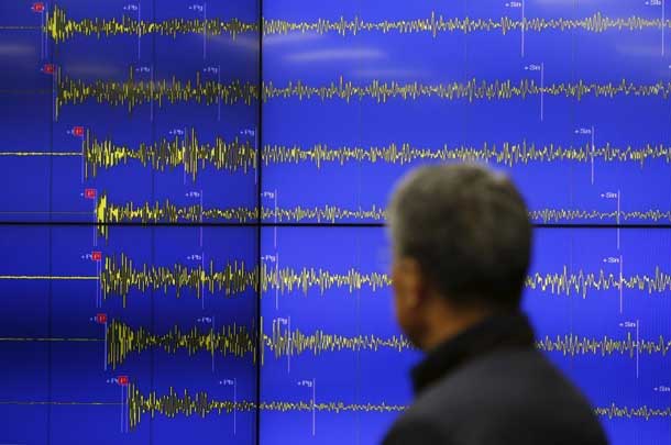 An employee looks at seismic waves observed in South Korea, during a media briefing at Korea Meteorological Administration in Seoul, South Korea, January 6, 2016. REUTERS/Kim Hong-Ji