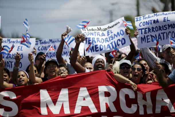 Government supporters shout against a regular march by the 'Ladies in White' dissident group (not pictured), hours before U.S. President Barack Obama arrives for a historic visit, in Havana, March 20, 2016. REUTERS/Ueslei Marcelino