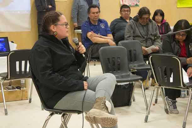 Charla Moonias addresses community meeting in Neskantaga FN