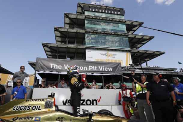 James Hinchcliffe and Honda claimed the pole starting position Sunday at the Indianapolis Motor Speedway for next weekend's Indianapolis 500 (PRNewsFoto/Honda Racing)