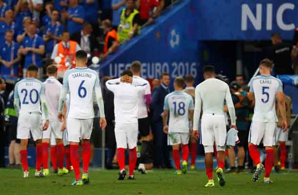 Football Soccer - England v Iceland - EURO 2016 - Round of 16 - Stade de Nice, Nice, France - 27/6/16 England's players look dejected after the game REUTERS/Kai Pfaffenbach Livepic