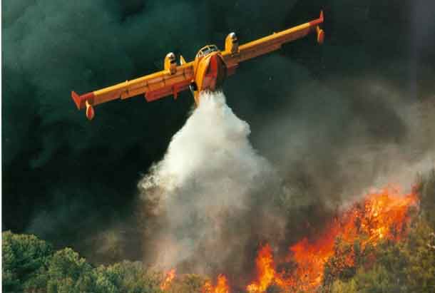 Bombardier water bomber in action