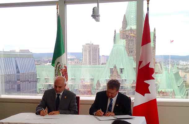 CONACyT Director Dr. Enrique Cabrero Mendoza, and Lakehead University President & Vice-Chancellor Dr. Brian Stevenson sign agreement in Ottawa, June 28, 2016.