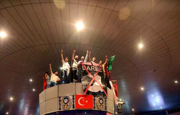 People cheer in front of Ataturk Airport during an attempted coup in Istanbul, Turkey July 16, 2016. REUTERS/IHLAS News Agency