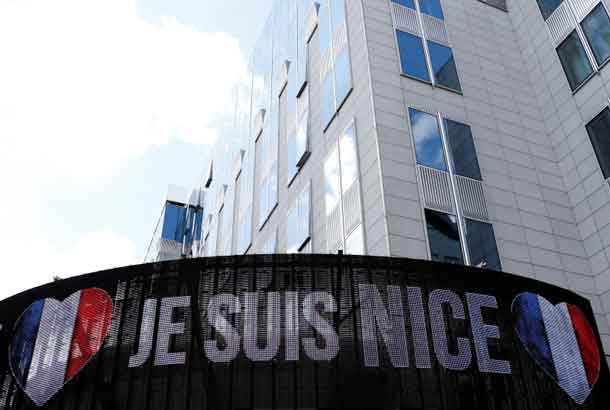 An electronic board displays "Je suis Nice" in honor of the victims of the Bastille Day truck attack in Nice, outside the European Parliament in Brussels, Belgium, July 15, 2016.  REUTERS/Francois Lenoir