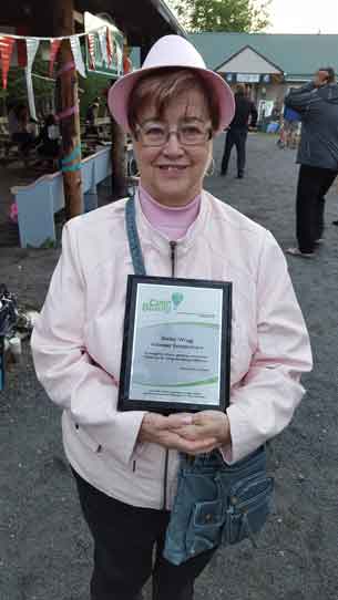 Shirley Wragg with her Volunteer Extraordinaire Award