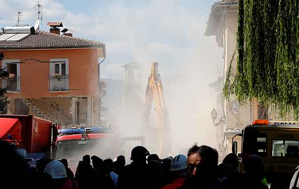 Dust is seen coming out from falling rubble following an aftershock in Amatrice, central Italy, August 25, 2016. REUTERS/Ciro De Luca