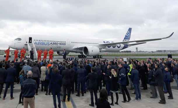 Flight test engineers speak with Airbus Chief Executive Officer Fabrice Bregier (4thL) after the maiden flight of the Airbus A350-1000 in Colomiers near Toulouse, Southwestern France, November 24, 2016.  REUTERS/Regis Duvignau