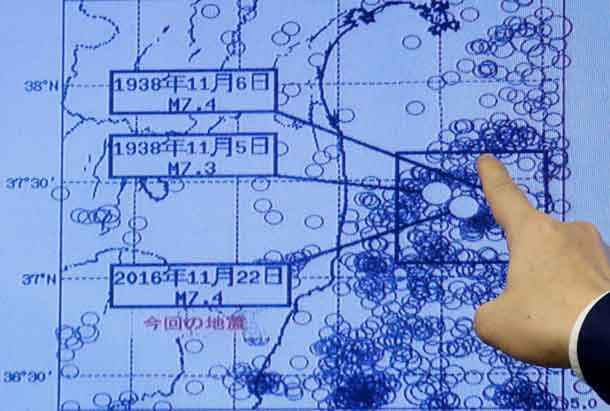 Japan Meteorological Agency's earthquake and volcano observations division director Koji Nakamura points at a map showing earthquake information during a news conference in Tokyo, Japan November 22, 2016. REUTERS/Toru Hanai
