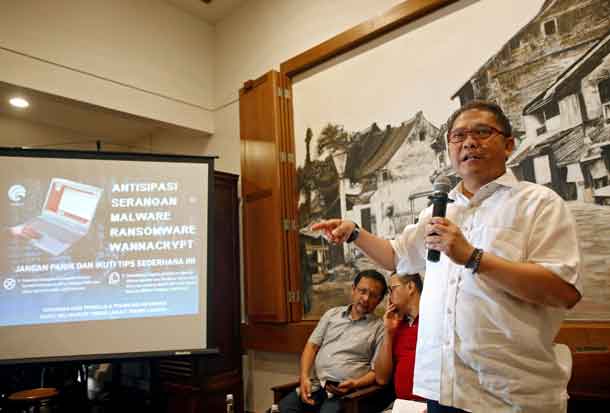 Indonesia's Minister of Communications and Information, Rudiantara, speaks to journalists during a press conference about the recent cyber attack, at a cafe in Jakarta, Indonesia May 14, 2017. REUTERS/Darren Whiteside