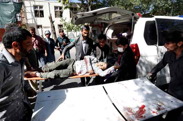 Men move an injured man to a hospital after a blast in Kabul, Afghanistan May 31, 2017.REUTERS/Mohammad Ismail