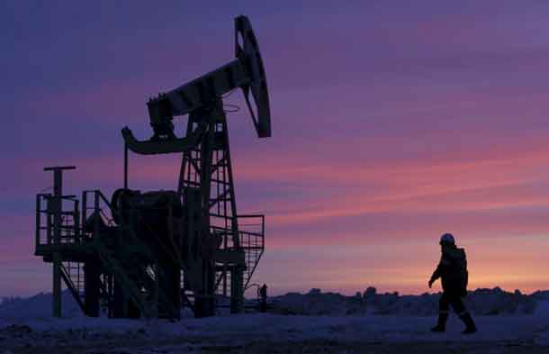 FILE PHOTO: A worker at an oil field owned by Bashneft, Bashkortostan, Russia, in this January 28, 2015 file photo. REUTERS/Sergei Karpukhin/Files