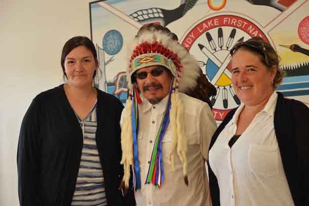 (Left to Right) Romaine McKay, Employment Assistance Caseworker, Sandy Lake First Nation, Chief Bart Meekis and Jennifer Derouin, Online Learning Recruitment Officer, Contact North | Contact Nord