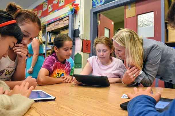 Minister McKenna and students from Pierre Elliott Trudeau Elementary School take their first look at the new Climate Kids website.