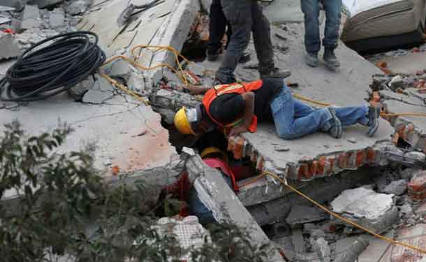 Rescue personnel search for people among the rubble of a collapsed building after an earthquake hit Mexico City, Mexico September 19, 2017. REUTERS/Claudia Daut