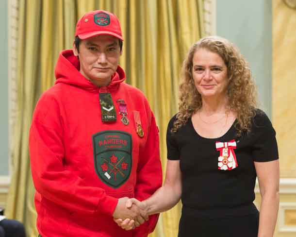 Ranger Fontaine Fiddler of Sandy Lake First Nation receives the Medal of Bravery from Governor General Julie Payette for saving six lives in a house fire. credit Sgt. Johanie Maheur, Rideau Hall@OSSG.2017