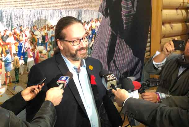 Commissioner Brian Eylofson speaks to media in a press scrum at the Best Western Nor'Wester during the start of the MMIWG National Inquiry Hearing in Thunder Bay