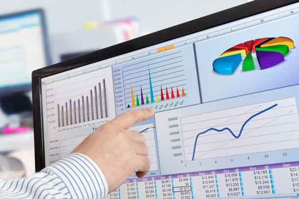 Man analyzing financial data and charts on computer screen - Image Depositphotos.com