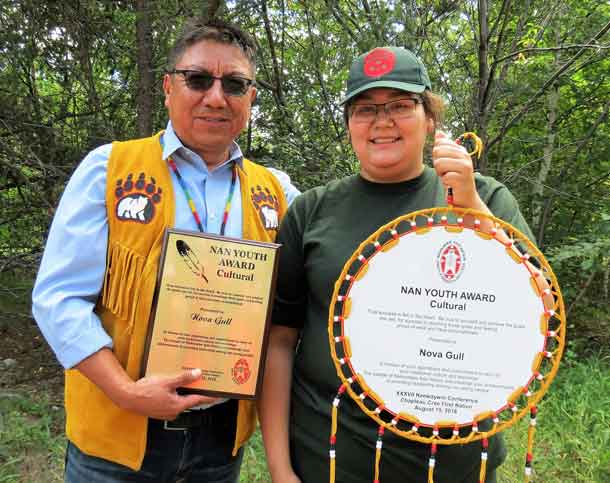 Nishnawbe Aski Grand Chief Alvin Fiddler presents youth award to Junior Canadian Ranger Nova Gull.