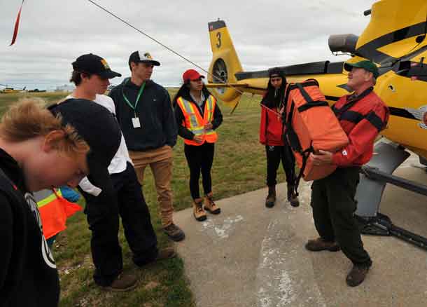 Fire Management Technician Mike Dwyer (a proud former Youth Ranger) hefts a hose pack to help illustrate the physical demands of being an Ontario FireRanger. Photo: AFFES-Chris Marchand