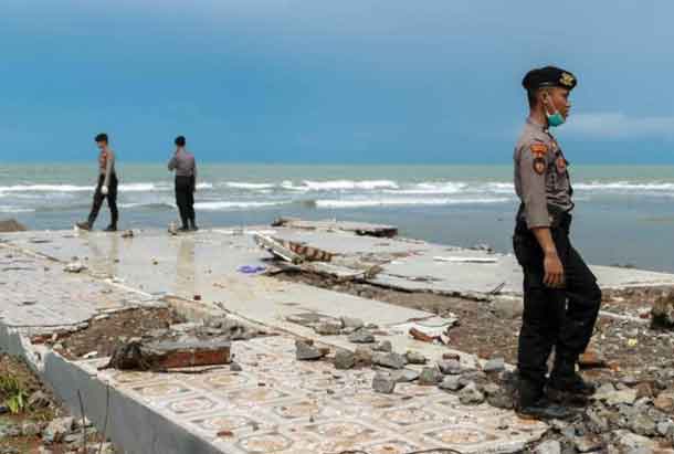 Police officers search for victims among rubble of a destroyed beach front hotel which was hit by a tsunami in Pandeglang, Banten province, Indonesia, December 24, 2018. REUTERS/Jorge Silva