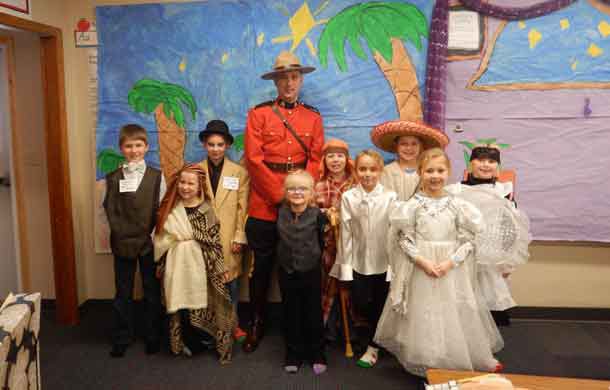 RCMP Constable Tavis with students 2018 - Pre-COVID-19