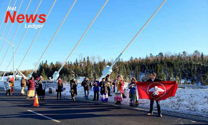 Protesters on the Nipigon Bridge on January 12 2019 Image ©Louis Kwissiwa