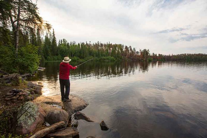 Free fishing in Ontario for Canadian Veterans - photo MNRF
