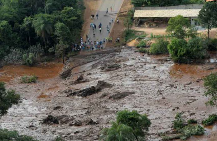 Residents are seen in an area next to a dam owned by Brazilian miner Vale SA that burst, in Brumadinho, Brazil January 25, 2019. REUTERS/Washington Alves