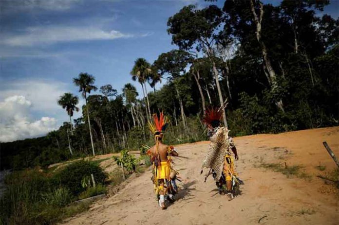 Indigenous people of the Pareci community walk in the village of Wazare near the town of Campo Novo do Parecis, Brazil, April 26, 2018. REUTERS/Ueslei Marcelino