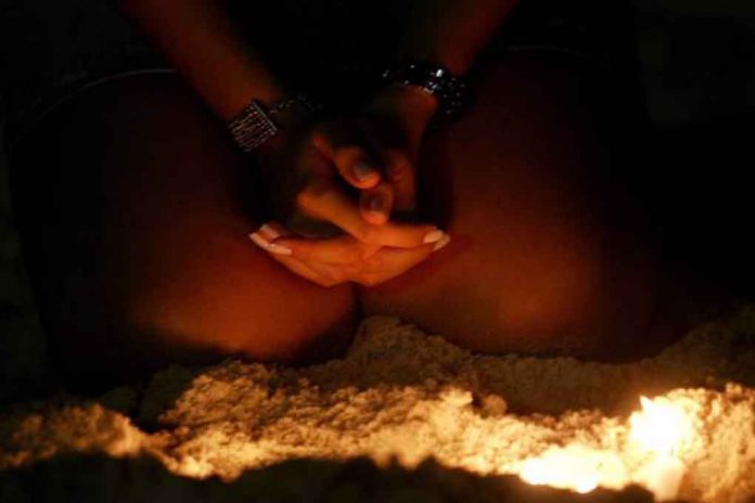 ARCHIVE PHOTO: A Brazilian woman prays on Copacabana beach in Rio de Janeiro December 31, 2005. REUTERS/Bruno Domingos