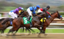 Horse-Racing-Depositphotos_19715741_xl-2015