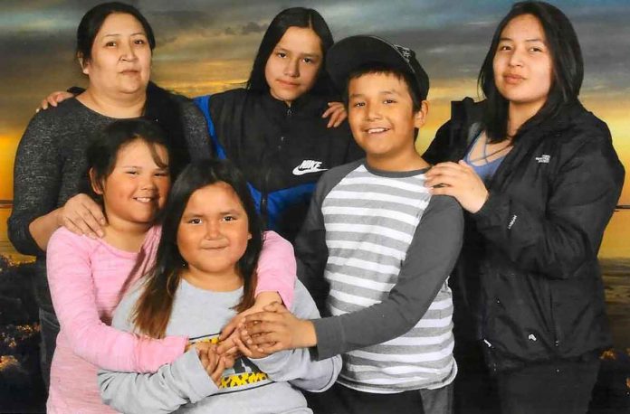 Top row, left to right: Geraldine (mother), Angel (age 12), Karl (age nine), Thyra (surviving, age 19). Bottom row, left to right: Hailey (age seven), Shyra (age six).