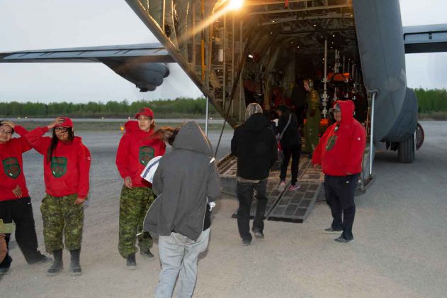 Canadian Rangers assisting in Pikangikum evacuation