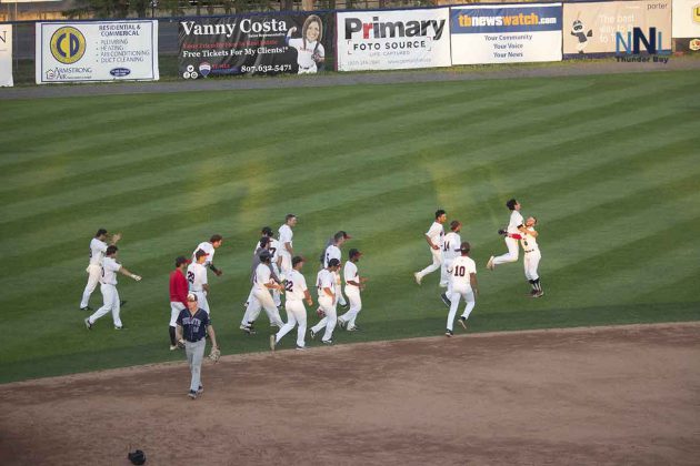 Thunder Bay Border Cats celebrate extra innings win over Duluth Huskies